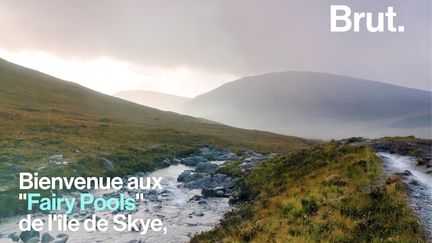 De l'eau bleue et cristalline au cœur de la brume écossaise… Ce lieu magique existe vraiment. Bienvenue aux "Fairy Pools" de l'île de Skye.