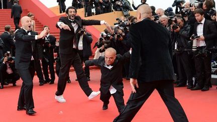 Danse sur tapis rouge exécutée par Eric, Ramzy et leur bande des &quot;Kaira&quot;
 (AFP)