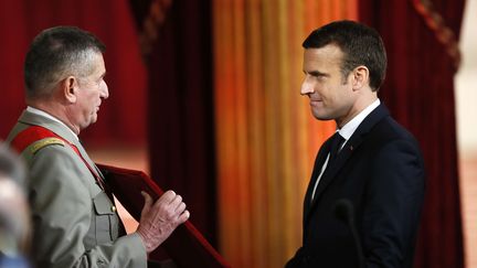 Comme ses prédécesseurs, Emmanuel Macron reçoit le Grand collier de la Légion d'honneur, signe de son&nbsp;investiture à la présidence de la République. (FRANCOIS MORI/AP/SIPA)