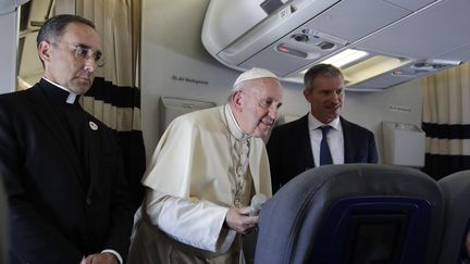 Le pape François lors de son voyage de retour&nbsp;après sa tournée au Mozambique, à Madagascar et à Maurice, le 10 septembre 2019.&nbsp; (ALESSANDRA TARANTINO / POOL / AFP)