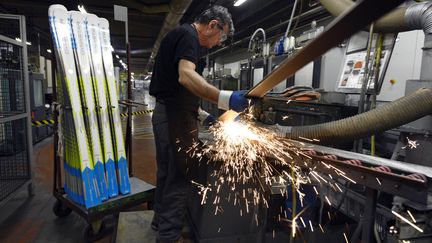 Un ouvrier travaille dans l'usine du fabricant de skis Rossignol de&nbsp;Sallanches (Haute-Savoie) le 10 janvier 2013. (PHILIPPE DESMAZES / AFP)