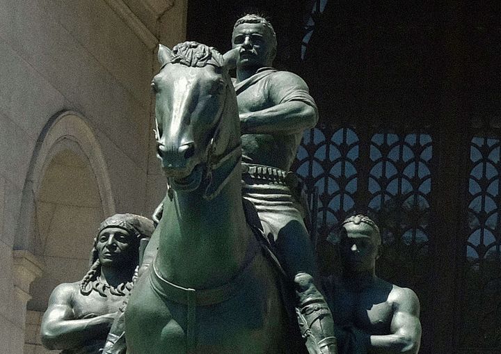 La statue de Theodore Roosevelt, surplombant sur son cheval un Amérindien et un Noir, photographiée le 17 juin 2020 à New York (MEDIAPUNCH / REX / SIPA / SHUTTERSTOCK)