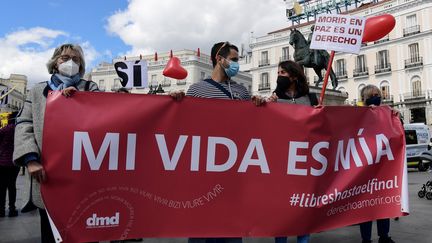 Des manifestants brandissent une banderole "ma vie est la mienne" lors d'une marche à Madrid le 18 mars 2021, en faveur d'une loi légalisation l'euthanasie. (JAVIER SORIANO / AFP)