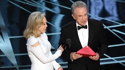 Warren Beatty et Faye Dunaway annonce le mauvais meilleurs film à la cérémonie des Oscars 2017
 (KEVIN WINTER / GETTY IMAGES NORTH AMERICA / AFP)