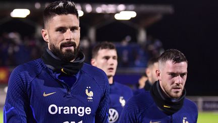 L'attaquant Olivier Giroud (à gauche) s'entraîne avec l'équipe de France, le 15 novembre 2022, à Clairefontaine (Yvelines). (BERTRAND GUAY / AFP)