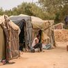 Des exilés subsahariens à Sfax (Tunisie), le 17 mai 2024. (YASSINE GAIDI / ANADOLU / AFP)