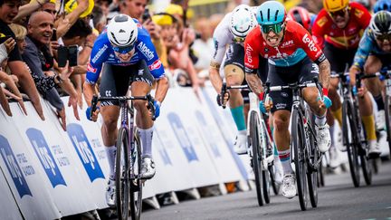 Jasper Philipsen (Alpecin-Deceuninck), à gauche, devance son rival Caleb Ewan (Lotto-Dstny) à l'occasion du sprint massif de la 4e étape du Tour de France, le 4 juillet 2023, à Nogaro. (JASPER JACOBS / AFP)