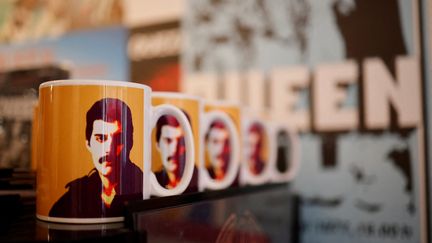 Objets de merchandising officiel du légendaire groupe de groupe Queen dans la boutique ouverte .&nbsp; (TOLGA AKMEN / AFP)