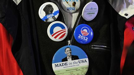 Un supporter de Barack Obama arbore fi&egrave;rement une&nbsp;tripot&eacute;e de pins &agrave; l'effigie de son champion. (ROBYN BECK / AFP)