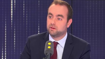 Sébastien Lecornu, secrétaire d’Etat auprès du ministre de la Transition écologique et solidaire, invité de franceinfo le 25 septembre 2018. (RADIO FRANCE / FRANCE INFO)