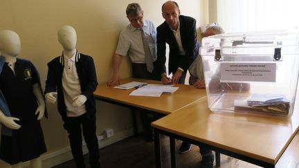 Le maire&nbsp;de Provins Olivier Lavenka signant le procès verbal de la consultation pour le port de l'uniforme, le 2 juin 2018. (LE PARISIEN / MAXPPP)