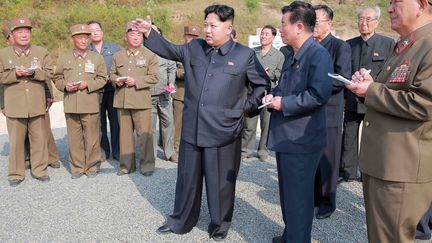 Photo diffusée le 8 octobre 2015, montrant le dirigeant nord-coréen Kim Jong-Un inspectant un village construit dans le district de Sonbong après des inondations à&nbsp;Rason. (KNS / KCNA / AFP)