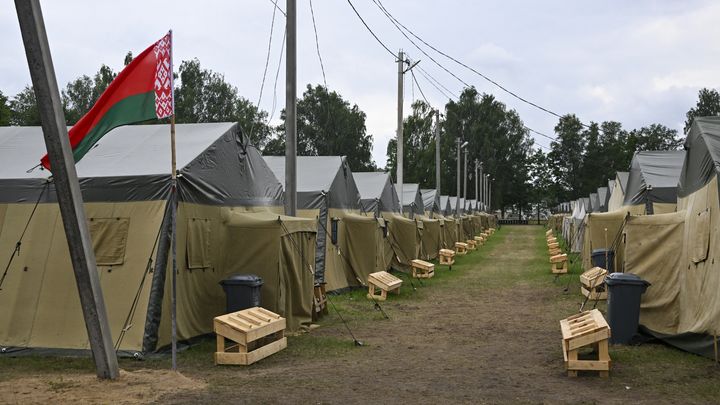 Des tentes vides sur le campement de Tsel, près de la ville biélorusse d'Ossipovitchi, le 7 juillet 2023. (ALEXANDER NEMENOV / AFP)