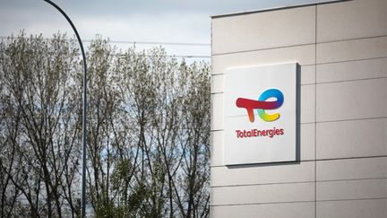 Le logo TotalEnergies sur la raffinerie de&nbsp;Notre-Dame-de-Gravenchon, près du Havre (Seine-Maritime), le 5 octobre 2022. (LOU BENOIST / AFP)