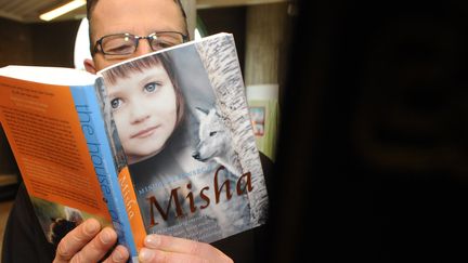 Un lecteur n&eacute;erlandais de "Survivre avec les loups" de Misha Defonseca, le 29 f&eacute;vrier 2008 &agrave; Dilbeek (Belgique). (  MAXPPP)