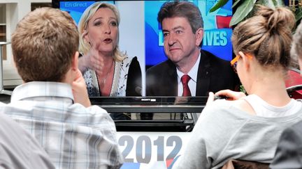 Marine Le Pen (&agrave; G.)&nbsp;et Jean-Luc M&eacute;lenchon, lors du d&eacute;bat d&eacute;bat organis&eacute; par France 3&nbsp;Nord-Pas-de-Calais, le 2 juin 2012. (PHILIPPE HUGUEN / AFP)