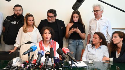 Face aux micros, Doria Chouviat, la veuve de Cédric Chouviat, livreur décédé à la suite d'un contrôle policier, tient une conférence de presse, le 23 juin 2020.&nbsp; (BERTRAND GUAY / AFP)