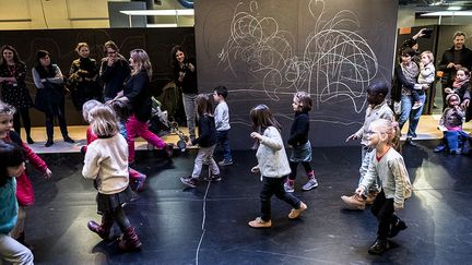 L'auteure et illustratrice Kitty Crowther a fait dessiner et bouger les enfants cette année au salon de Montreuil
 (Eric Garault)