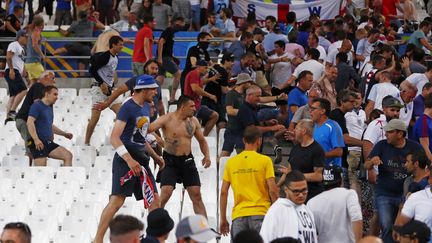 Des supporters s'affrontent dans les tribunes du stade Vélodrome, au coup de sifflet final du match Angleterre-Russie, le 11 juin 2016 à Marseille. (REUTERS)