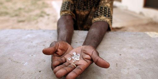 Trafiquant zimbabwéen montrant des diamants à Manica (Mozambique), près de la frontière avec le Zimbabwe, le 19-9-2010. (Reuters - Goran Tomasevic )