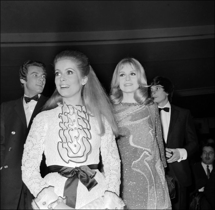 Catherine Deneuve (à gauche) et sa sœur Françoise Dorléac (à droite) lors de la première des "Demoiselles de Rochefort" le 8 mars 1967 à Paris (AFP)