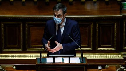 Le ministre de la Santé, Olivier Véran, présente la stratégie de vaccination contre le Covid-19 devant le Sénat, mercredi 16 décembre. (THOMAS SAMSON / AFP)