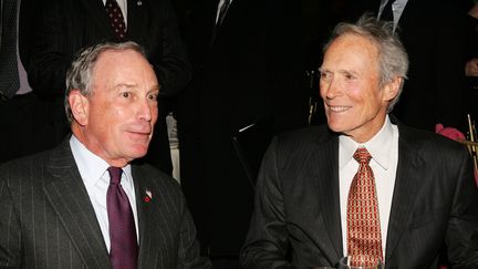 L'acteur et réalisateur Clint Eastwood en janvier 2007 avec Michael Bloomberg (à gauche sur la photo),&nbsp;alors maire de New York et élu avec le parti républicain.&nbsp; (EVAN AGOSTINI / GETTY IMAGES NORTH AMERICA)