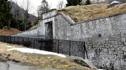 L'entrée du Fort de Tamié, en Savoie, d'où ont disparu Jean-Christophe Morin et Ahmed Hamadou en 2011 et 2012. (JEAN-PIERRE CLATOT / AFP)