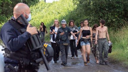 La police évacue des "raveurs" après une fête illégale à Redon (Ille-et-Vilaine), le 19 juin 2021. (LOIC VENANCE / AFP)