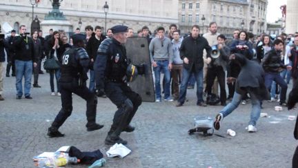 La police face aux manifestants anti-mariage des homosexuels, place du Panth&eacute;on &agrave; Paris, le 17 mai 2013. (MAXPPP)