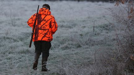 Un chasseur marche et porte un fusil, le 21 janvier 2023. Photo d'illustration. (ROMAIN PERROCHEAU / AFP)