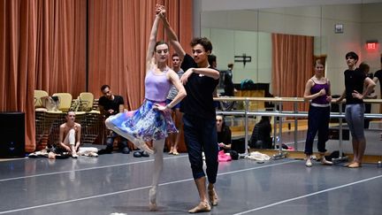 Les danseurs Joy Womack et Victor Caixeta en répétition au Segerstrom Center for the Arts à Costa Mesa, en Californie, le 30 septembre 2022. (FREDERIC J. BROWN / AFP)