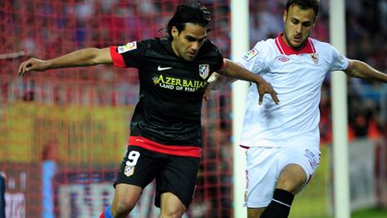 Radamel Falcao a une nouvelle pesé sur la défense du FC Séville.  (CRISTINA QUICLER / AFP)