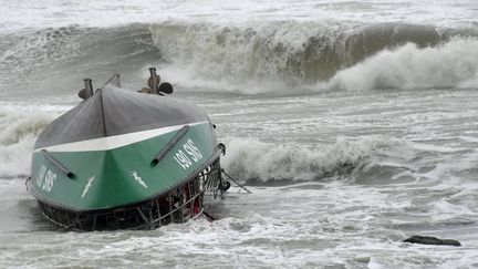 La vedette de sauvetage de la SNSM qui a chaviré aux Sables-d'Olonne. (JEROME FOUQUET / MAXPPP)