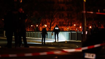 Des policiers sur la scène de l'attaque au couteau du 2 décembre 2023 à Paris, près de la tour Eiffel. (DIMITAR DILKOFF / AFP)