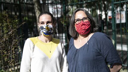 Des couturières&nbsp;portent des&nbsp;masques en tissu et les distribuent aux habitants de leur quartier à Paris, le 21 avril 2020. (YANN CASTANIER / HANS LUCAS / AFP)