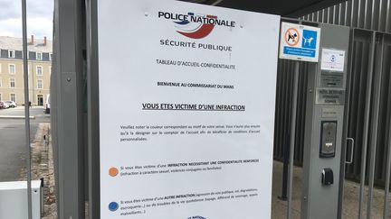 Le tableau d'accueil confidentialité affiché à l'entrée du commissariat du Mans. (DAVID DI GIACOMO / FRANCEINFO)