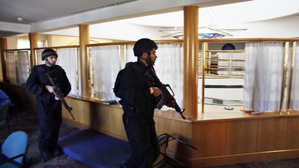 &nbsp; (Des policiers en patrouille après l'attaque d'une synagogue  © Reuters/Ronen Zvulun)