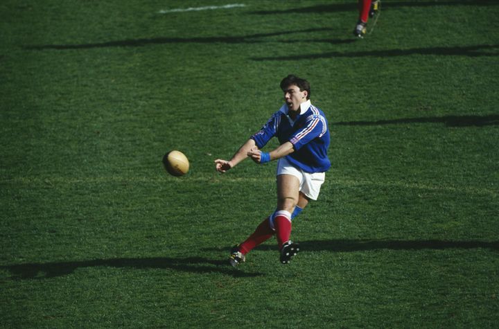 Le centre du XV de France Franck Mesnel lors du match du Tournoi des cinq nations 1992 contre l'Irlande, à Lansdowne Road. (GILBERT IUNDT / CORBIS HISTORICAL)