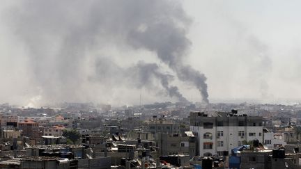 De la fum&eacute;e s'&eacute;chappe de Rafah, dans le sud de la bande de Gaza, apr&egrave;s des tirs de l'arm&eacute;e isra&eacute;lienne, vendredi 1er ao&ucirc;t 2014.&nbsp; (SAID KHATIB / AFP)