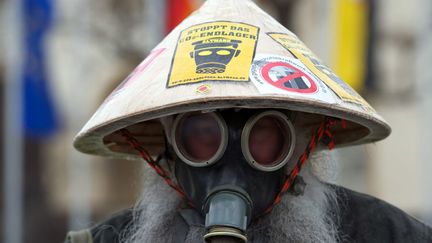 Un manifestant porte un masque &agrave; gaz lors d'une marche de protestation en marge du sommet sur la lignite &agrave; Leuna (Allemagne), le 27 f&eacute;vrier 2012. (PETER ENDIG / DPA / MAXPPP)