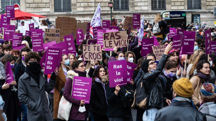 The procession of a demonstration organized by the feminist movement NousToutes against domestic, sexist and sexual violence parades on November 20, 2021, in Paris.  (AMAURY CORNU / HANS LUCAS / AFP)