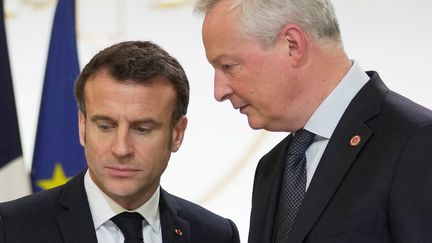 Le président de la République, Emmanuel Macron, et le ministre de l'Economie, Bruno Le Maire, le 10 mars 2023. (KIN CHEUNG / POOL / AFP)
