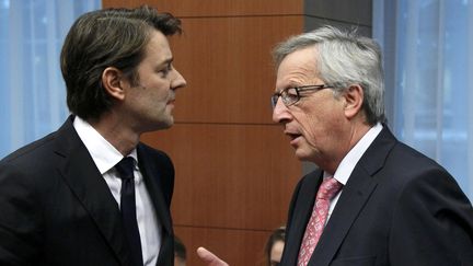 Le ministre des Finances fran&ccedil;ais, Francois Baroin (&agrave; g.), discute avec le pr&eacute;sident de la zone euro, Jean-Claude Juncker (&agrave; dr.), le 23 janvier 2012 &agrave; Bruxelles (Belgique). (YVES HERMAN / REUTERS)