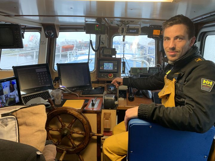 Victor Massu, capitaine du&nbsp;Sirocco, un bateau de pêche&nbsp;construit en 1983, dans le port de Saint-Malo, décembre 2021. (GREGOIRE LECALOT / RADIO FRANCE)