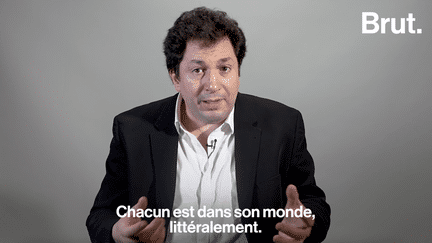 Dans une société où les réseaux sociaux et les écrans sont de plus en plus présents, l’humain prend moins le temps de s’écouter, de se parler. Gérald Garutti, philosophe, écrivain, metteur en scène et auteur du livre Il faut voir comme on se parle confie à Brut les secrets pour mieux se parler.