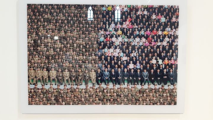 En Corée du Nord, Philippe Chancel photographie une cérémonie officielle en 2012 dans un stade de Pyongyang.&nbsp;Exposition Datazone, aux Rencontres d'Arles (ANNE CHEPEAU / RADIO FRANCE)