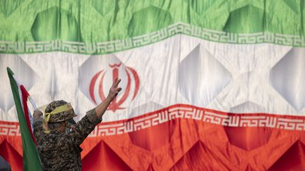 Un homme portant l'uniforme du&nbsp;corps des Gardiens&nbsp;de la révolution islamique le 30 décembre 2021 à Téhéran, en Iran. (MORTEZA NIKOUBAZL / NURPHOTO / AFP)