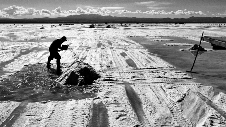 &nbsp; (Désert de sel à 3 700 mètres d'altitude, dans le nord ouest de la Bolivie, où l'on extrait aussi du lithium. ©Géo Kadir van Lohuizen)