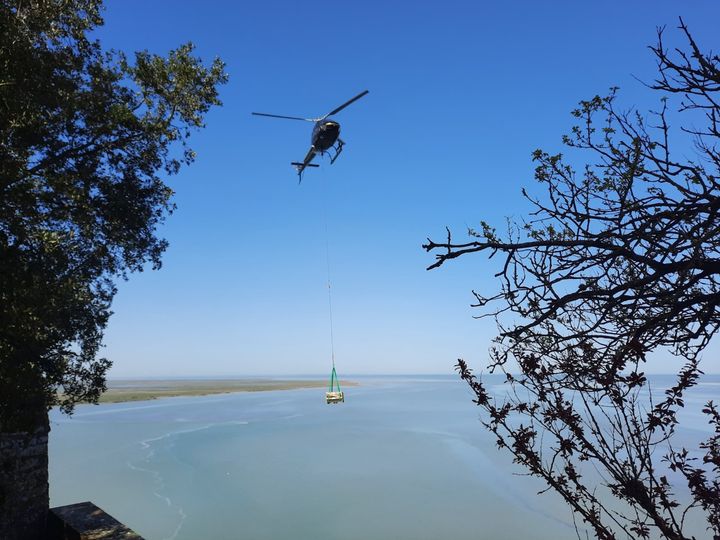 L'hélicoptère assurant le transport des matériaux du chantier&nbsp;au Mont Saint-Michel. (ANNE CHEPEAU / RADIO FRANCE)